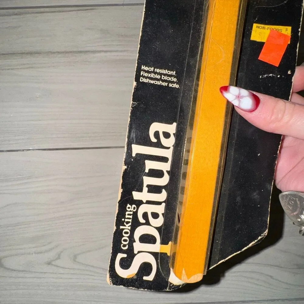 New in original packaging vintage Rubbermaid #2724 flexible spatula scraper in y